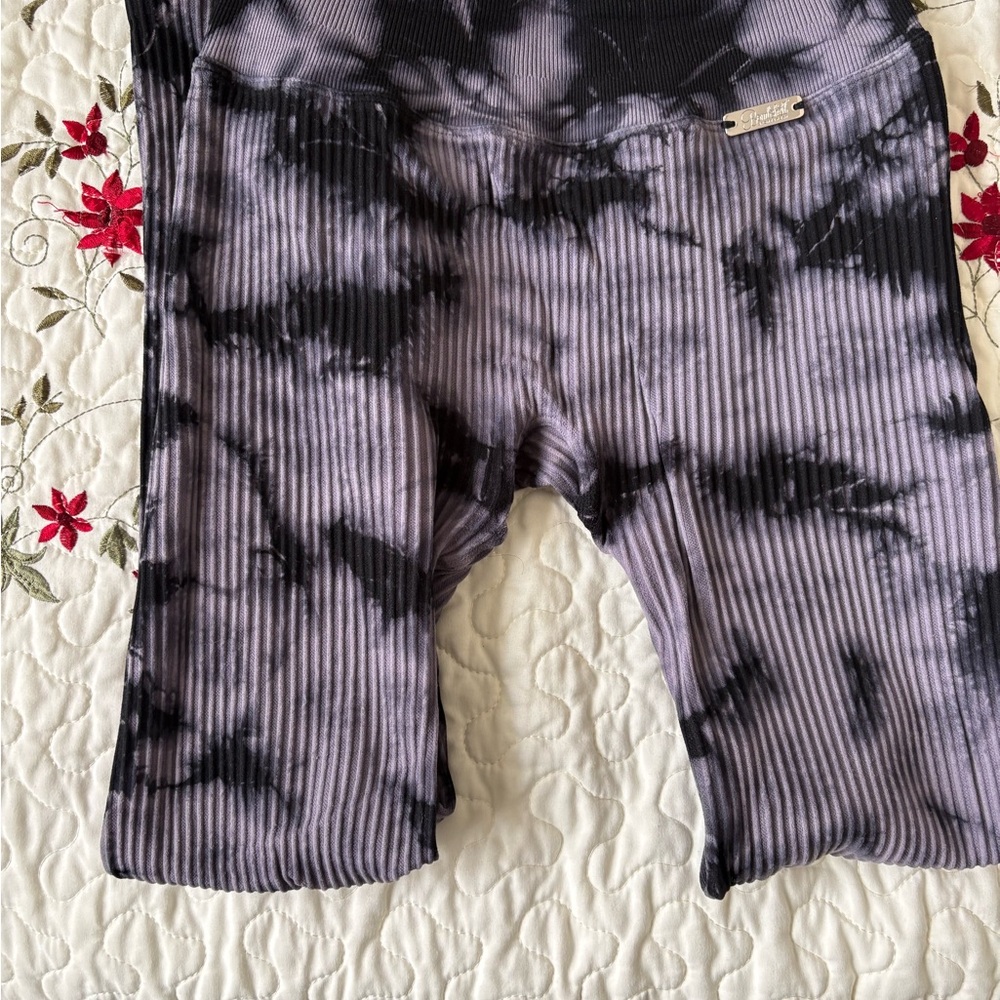 Bombshell Sportswear Black and Gray Tie-Dye Leggings
